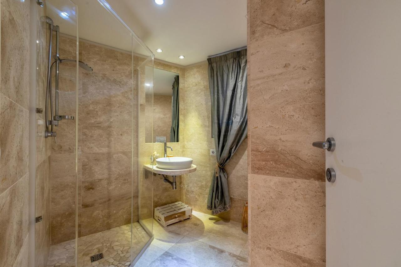 פרטיליה Charming Seafront Apartment With Garden And Patio מראה חיצוני תמונה
